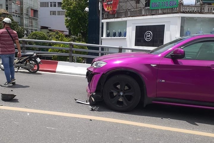 Chiếc xe BMW X6 cũng hư hỏng phần đầu xe sau va quẹt với chiếc xe máy