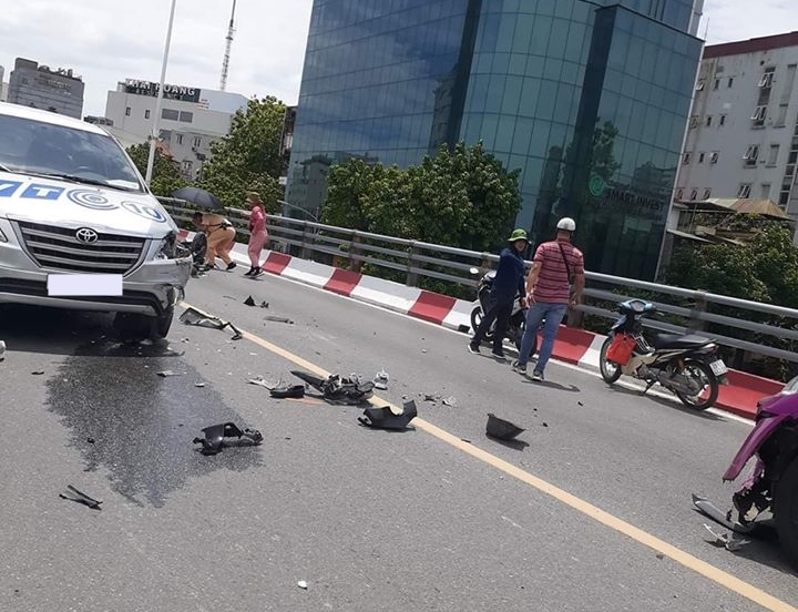 Chiếc xe Toyota Innova hư hỏng một bên hông xe sau khi bị xe máy tông vào