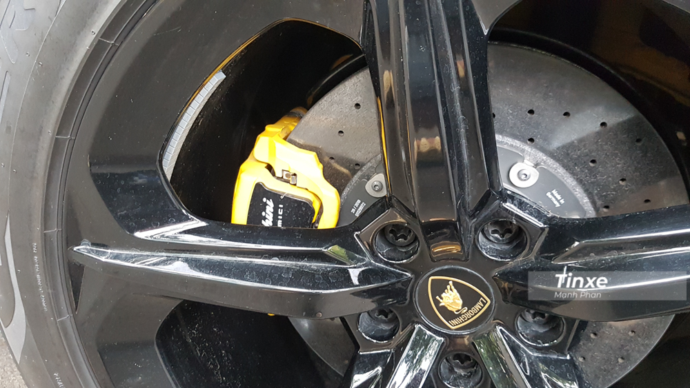 Ngoài bộ áo xanh quân đội nhám, chiếc siêu SUV Lamborghini Urus thứ 3 tại Việt Nam vẫn sở hữu bộ mâm 5 chấu đơn sơn màu đen bóng đi kèm cùm phanh màu vàng
