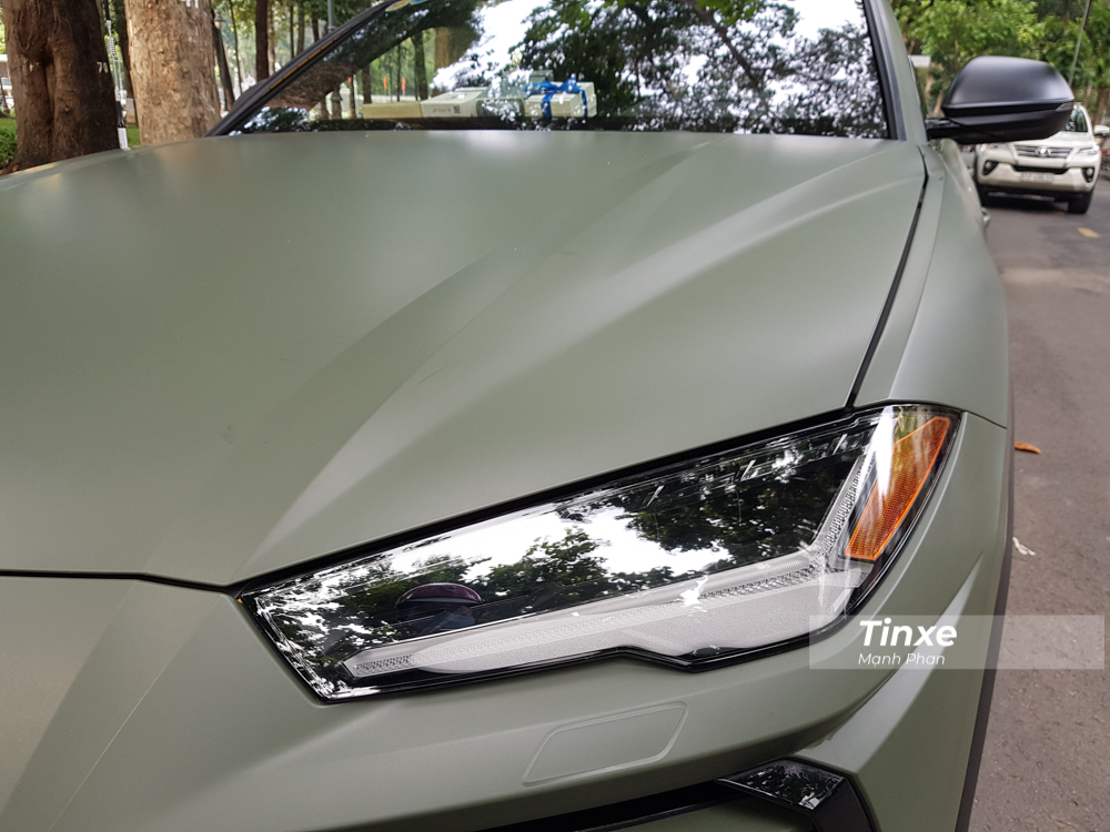 Cụm điều khiển của Lamborghini Urus bao gồm nút khởi động và chế độ lựa chọn lái Anima của xe với 6 tính năng lái như Strada (đường phố), Sport (thể thao) và Corsa (đường đua) khá quen thuộc trên các siêu xe của hãng. Ngoài ra, 3 chế độ mới tinh là Sabbia (đường cát), Terra (việt dã) và Neve (tuyết).