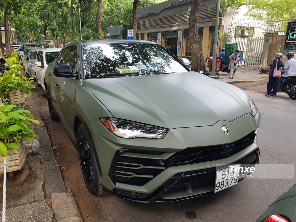 Nhưng khi màu xanh quân đội được dán lên ngoại thất một chiếc siêu SUV đình đám như Lamborghini Urus, người ta còn thấy được sự tinh tế của chủ xe và cả người thợ hoàn thành bộ áo này. Không quá lời khi nói màu xanh quân đội nhám chính là bộ áo thành công nhất được Chủ tịch Trung Nguyên cho triển khai dán trên các mẫu xe khủng mình sở hữu.