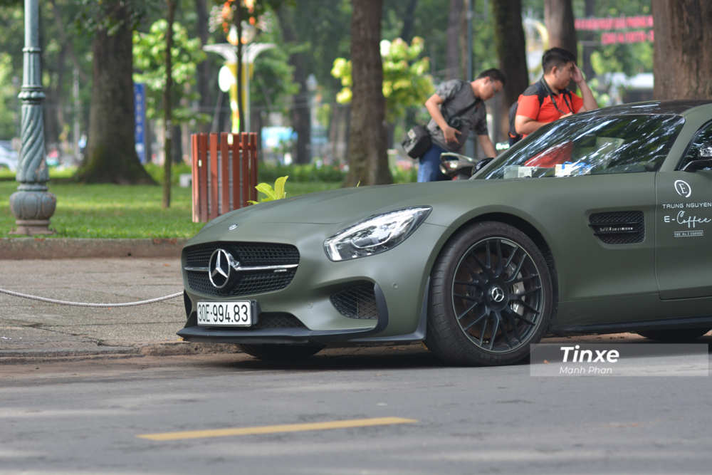 Dẫn đầu đoàn siêu xe là chiếc Mercedes-AMG GT S Edition 1 về nước với hành tung khá bí ẩn. Đây không phải là chiếc Mercedes-AMG GT S Edition 1 đầu tiên về Việt Nam. Nguyên bản xe có màu sơn trắng và đã được ông chủ của Trung Nguyên cho dán lại màu xanh quân đội. Ông Đặng Lê Nguyên Vũ còn sở hữu 1 chiếc xe Mercedes-AMG GT S Edition 1 khác mang ngoại thất zin là màu đen nhám.