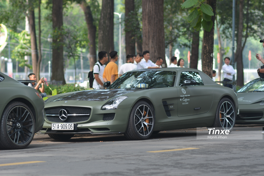 Đỗ ngay phía sau Mercedes-AMG GT S Edition 1 là một chiếc siêu xe Mercedes-Benz SLS AMG Final Edition chỉ có 350 chiếc được sản xuất trên thế giới. Chủ nhân ban đầu của siêu xe này là một thành viên trong gia đình của chồng Tăng Thanh Hà. Chiếc xe này có màu sơn nguyên bản là đen nhám.
