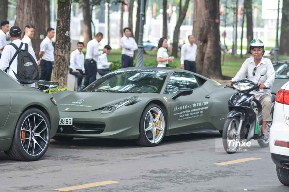 Siêu xe Ferrari 458 Italia này có màu sơn trắng nhưng hiện đã được dán lại thành màu quân đội nhám. Chủ nhân đầu tiên của chiếc Ferrari 458 Italia này chính là Minh Nhựa.
