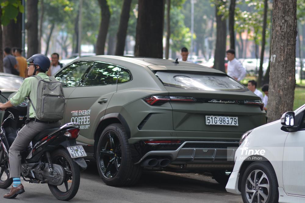 Xếp ngay sau siêu xe Ferrari 599 GTB Fiorano là chiếc siêu SUV Lamborghini Urus nguyên bản có màu sơn vàng nhưng hiện đã được chủ nhân cho dán lại màu xanh quân đội. Xe đăng ký biển số của Sài thành.