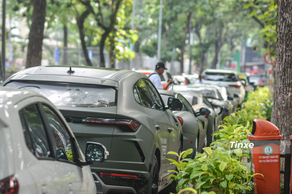 Ngoài ra còn có mẫu siêu SUV Lamborghini Urus màu vàng đã được dán lại xanh quân đội. Chiếc xe này được một công ty nhập khẩu tư nhân nhập về và sau đó được vài người chuyên mua bán xe sang ở Hà Nội mua lại trước khi bán cho ông Đặng Lê Nguyên Vũ.