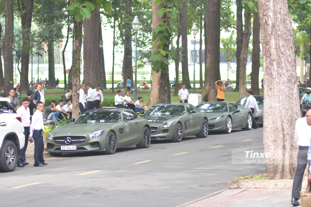 Cận cảnh hai chiếc siêu xe nhà Mercedes-Benz của ông Đặng Lê Nguyên Vũ. Riêng dòng siêu xe cửa cánh chim, Chủ tịch Trung Nguyên còn sở hữu 2 chiếc Mercedes-Benz SLS AMG khác, ngoài ra là một chiếc Mercedes-Benz SLS AMG GT Roadster độc nhất Việt Nam mở cửa bình thường.