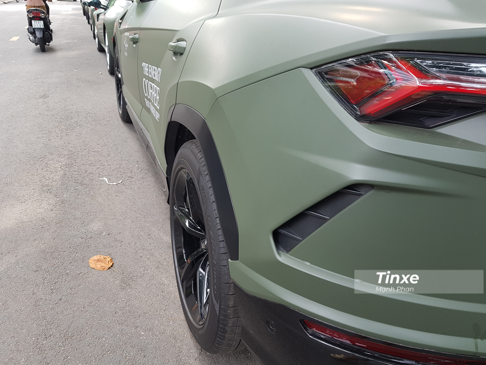  Urus cũng là chiếc xe Lamborghini hiếm hoi có khoang hành lý hào phóng khi có sức chứa 616 lít, khi gập 2 hàng ghế sau lại, sức chứa này có thể lên đến 1.596 lít. Lamborghini Urus được trang bị nhiều công nghệ giải trí hiện đại như màn hình hiển thị head-up, giao diện dành cho điện thoại thông minh Lamborghini. Urus được trang bị 2 màn hình giải trí và kết nối hệ thống thông tin giải trí Lamborghini (LIS) cũng như kết nối Apple CarPlay và Android Auto.