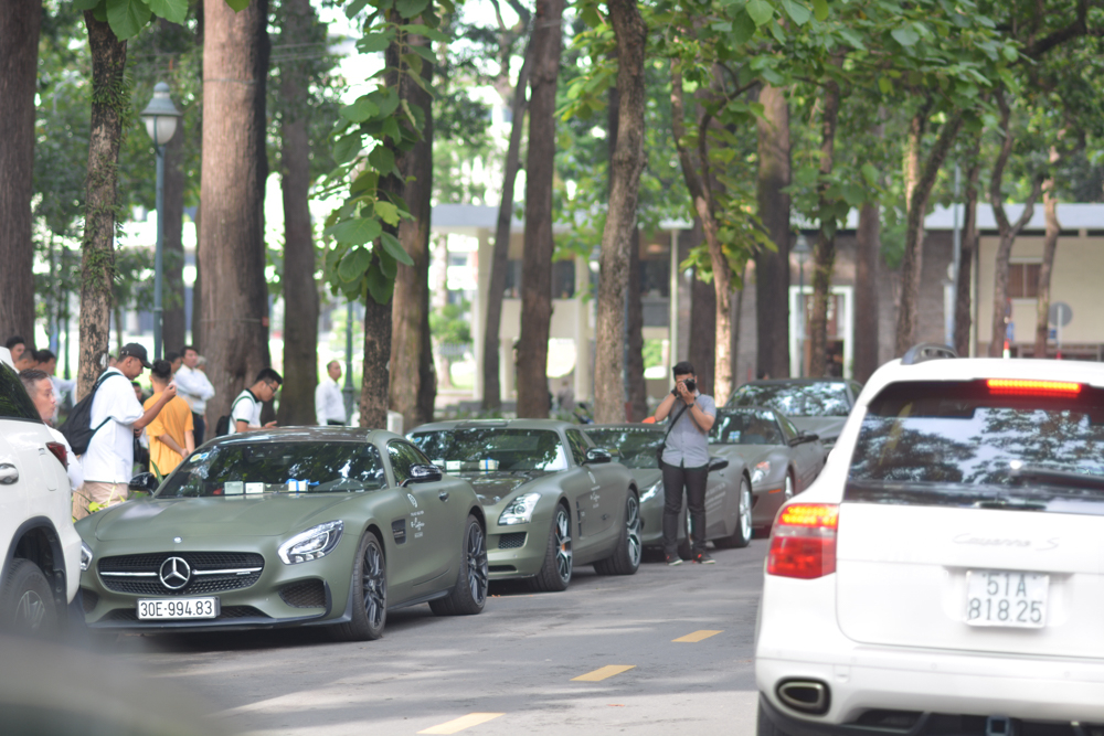 Dù đã bán đi khá nhiều siêu xe, SUV hạng sang hay xe thể thao, nhưng bộ sưu tập siêu xe của ông Đặng Lê Nguyên Vũ vẫn còn khá nhiều mẫu xe đỉnh. Lần họp mặt vào sáng nay của đoàn siêu xe Trung Nguyên không có sự xuất hiện của Bugatti Veyron.