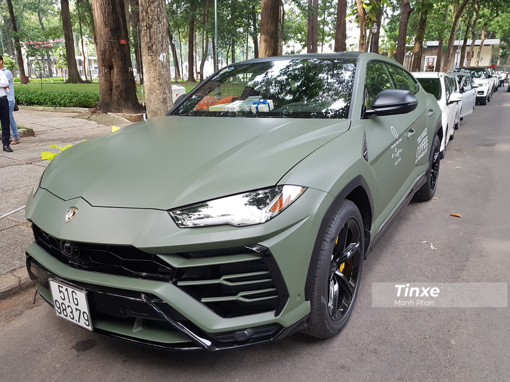 Trong bộ sưu tập siêu xe của ông Đặng Lê Nguyên Vũ người ta dễ dàng bắt gặp những chiếc siêu xe, xe thể thao hay các dòng xe SUV hạng sang trở nên cực kỳ hầm hố với bộ áo xanh quân đội. Màu sắc phong cách nhà binh này đã gắn chặt với ông chủ Trung Nguyên từ ngày đầu thành lập tập đoàn cà phê nổi tiếng này.