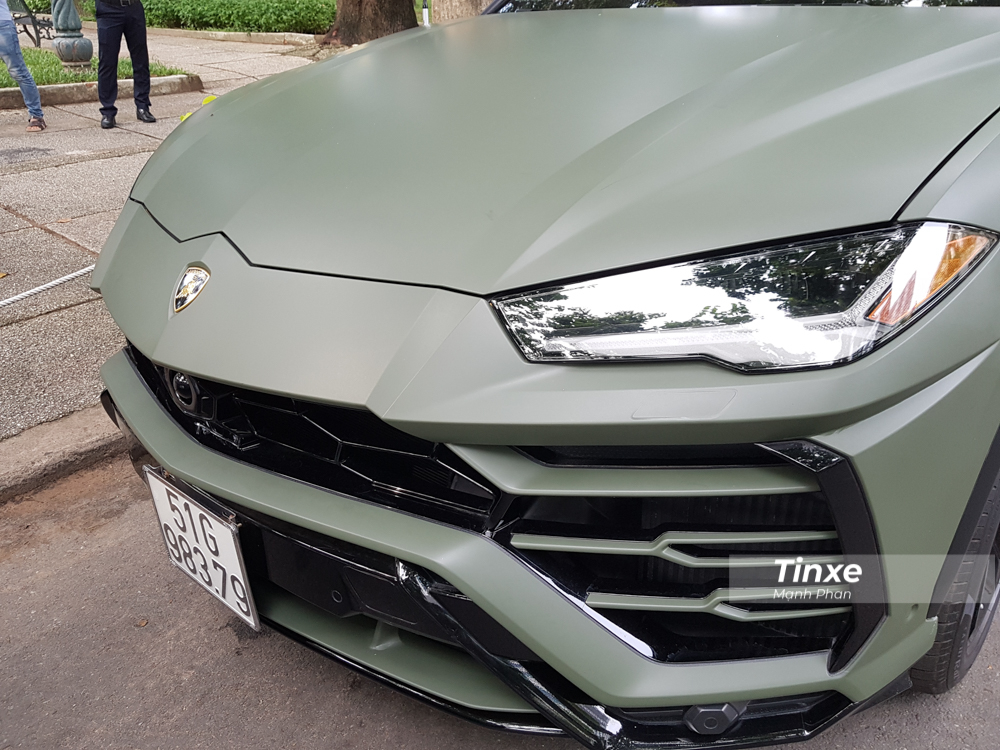 Ngoài màu xanh quân đội nhám, chiếc Lamborghini Urus của ông Đặng Lê Nguyên Vũ còn có nhiều chi tiết sơn đen ở cản va trước, hốc gió phối rất đẹp mắt với bộ áo xanh quân đội nhám.