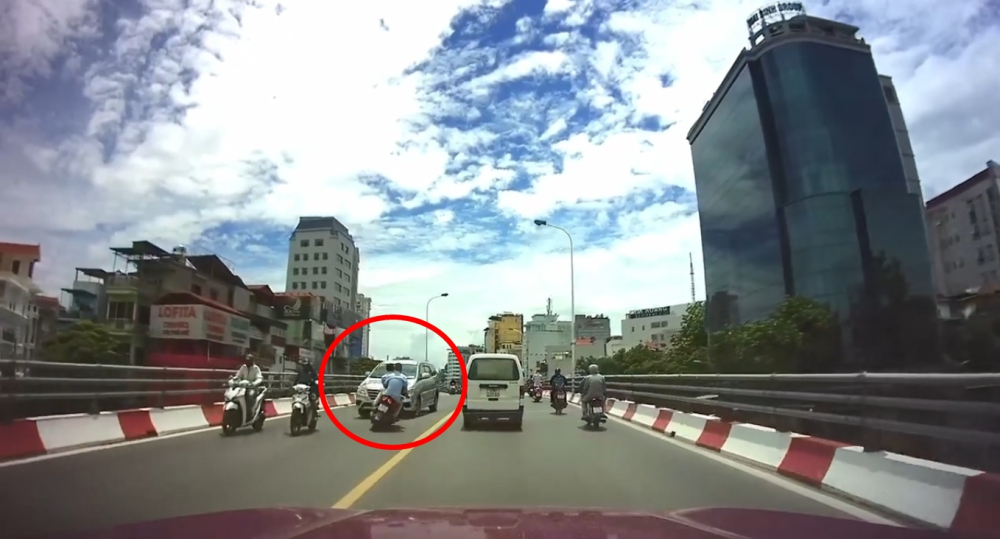 Khoảnh khắc 2 thanh niên đi trên xe máy vượt ẩu tông vào xe Toyota Innova được ghi lại từ camera hành trình của xe BMW X6