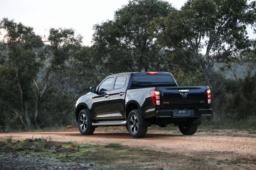 Thiết kế đằng sau của Mazda BT-50 2020 kh&aacute; đơn giản
