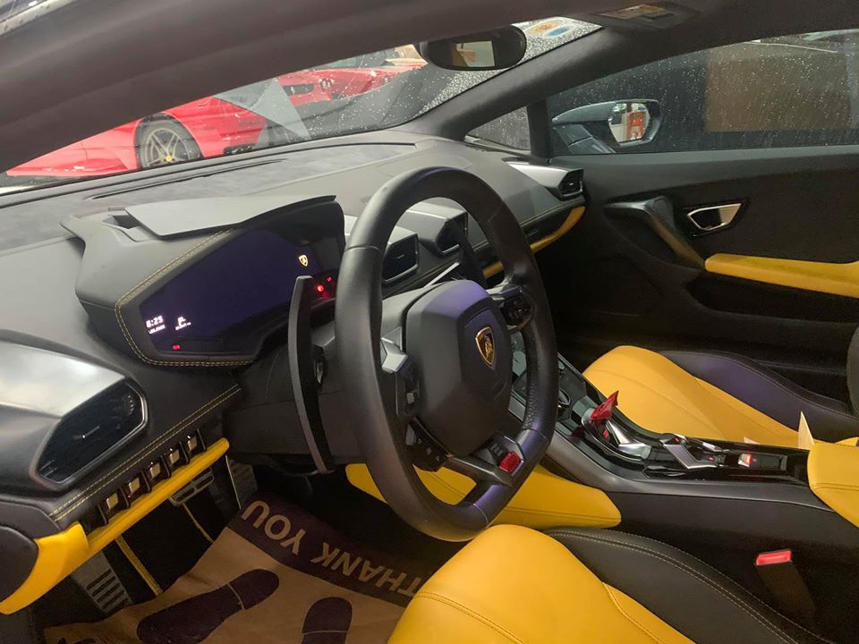 Nội thất của siêu xe Lamborghini Huracan LP610-4 màu xám