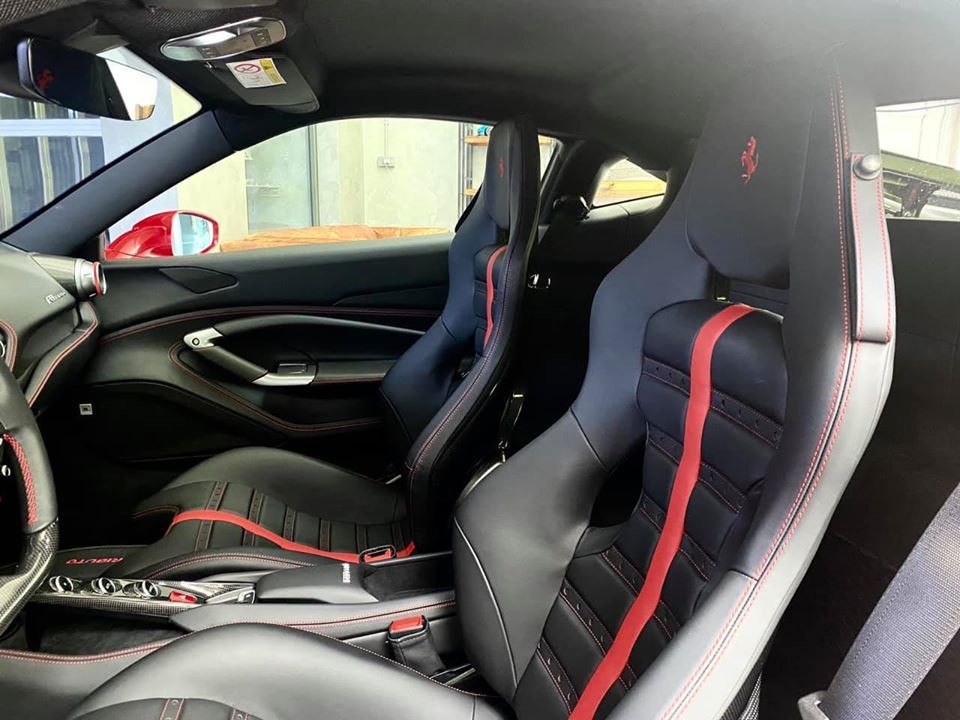 Còn đây là nội thất Ferrari F8 Tributo của Cường Đô-la với điểm nhấn là bộ ghế đua bằng carbon