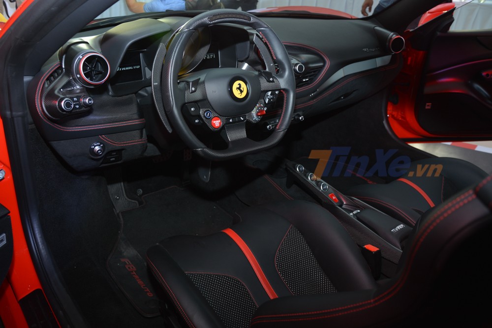 Đây là khoang lái của chiếc siêu xe Ferrari F8 Tributo đầu tiên về Việt Nam dạng tạm nhập tái xuất