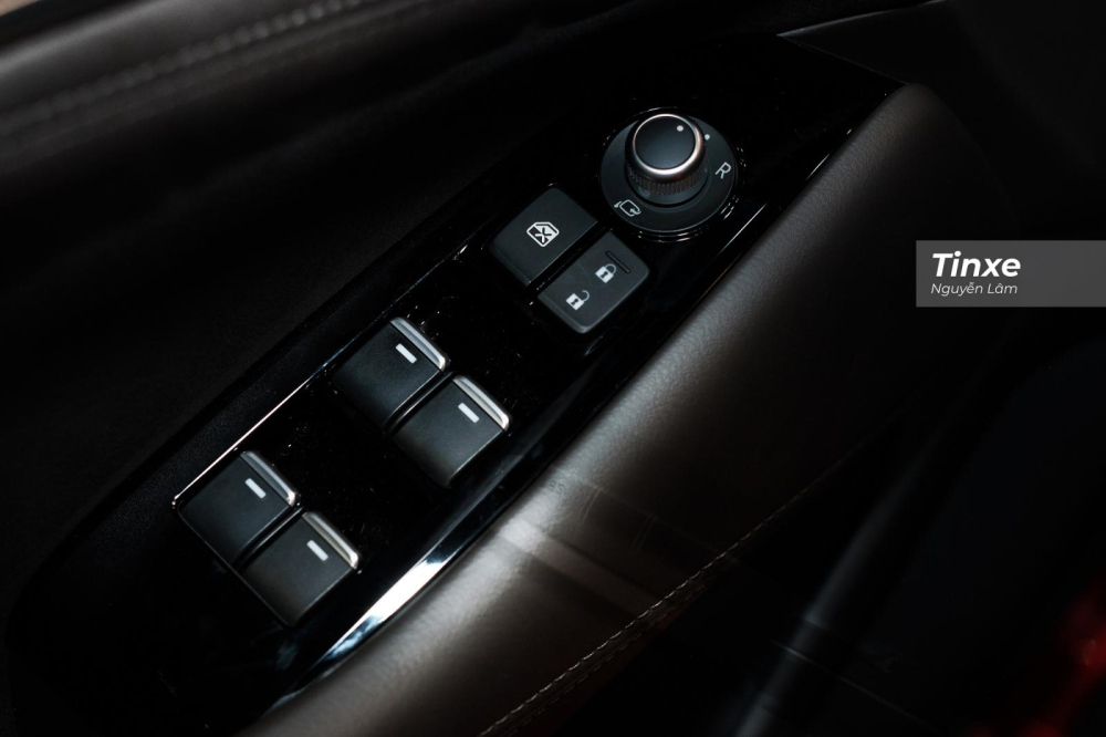 Khu vực điều khiển bên người lái