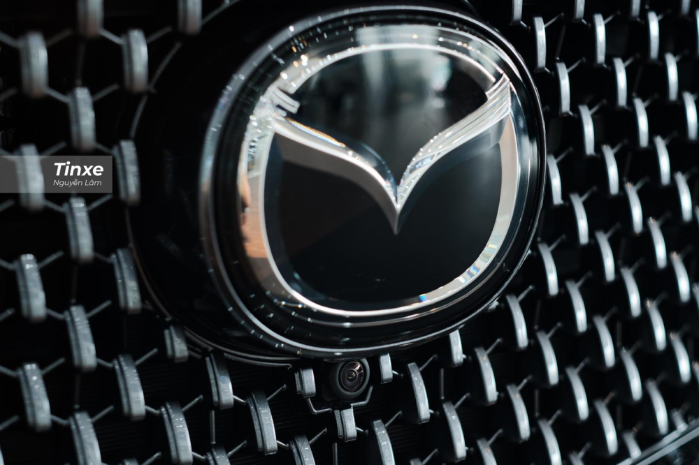 Logo Mazda lớn nằm ở giữa lưới tản nhiệt, bên dưới có sự xuất hiện của một camera nằm trong gói camera 360 độ - trang bị mới xuất hiện trên Mazda6 2020