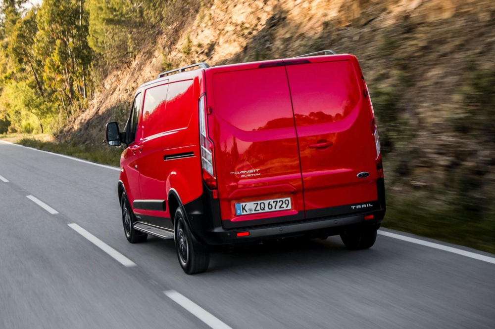 Ford Transit Custom Trail 2021 còn có baga nóc và bậc lên/xuống bên sườn xe Ford Transit Custom Trail 2021 còn có baga nóc và bậc lên/xuống bên sườn xe