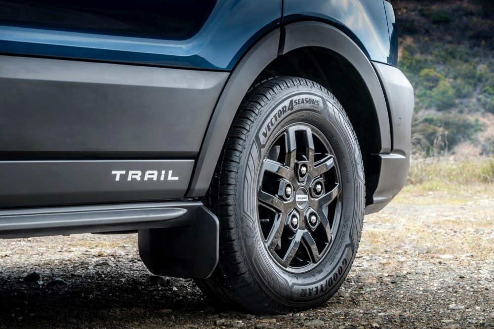 Bộ vành hợp kim 16 inch và logo Trail trên cửa trước Bộ vành hợp kim 16 inch và logo Trail trên cửa trước