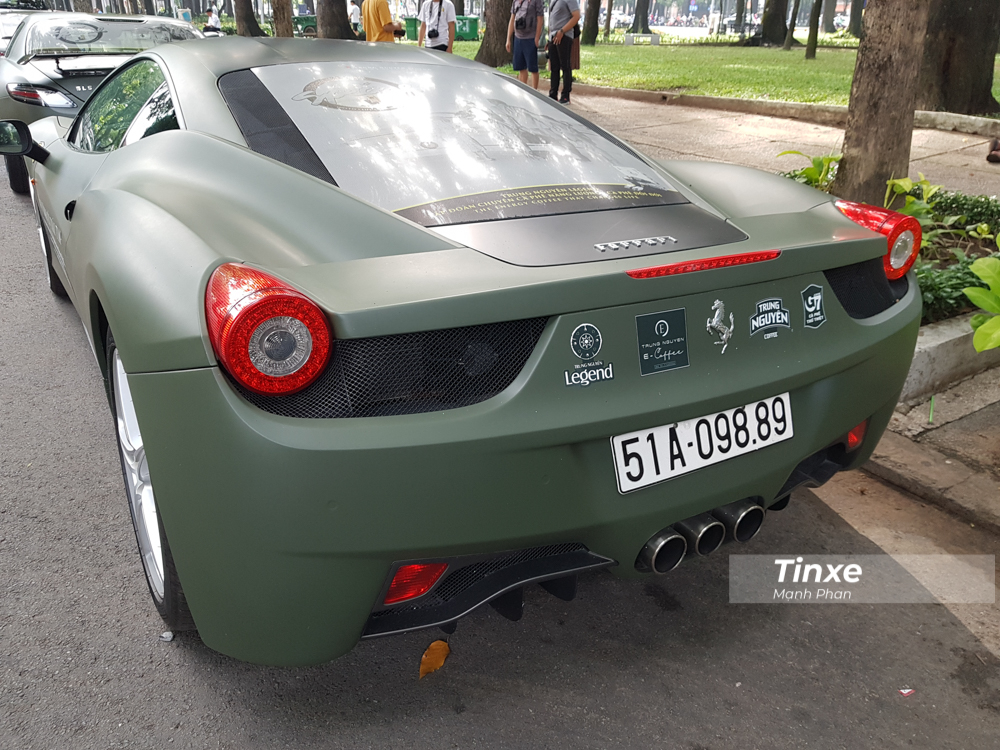 Đối lập màu áo quân đội nhám, chiếc siêu xe Ferrari 458 Italia của Chủ tịch Trung Nguyên còn có nhiều chi tiết sơn đen và cả bộ mâm 5 chấu kép nguyên bản theo xe.