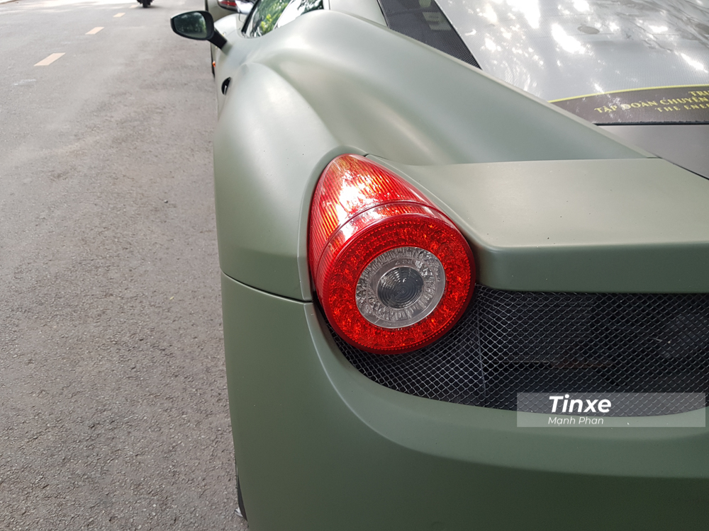 Còn đây là thiết kế đèn hậu của Ferrari 458 Italia. Ngoài Ferrari 458 Italia, mẫu xe tiếp theo là Ferrari 488 GTB cũng sử dụng đèn hậu tròn dạng đơn. Mãi đến dòng siêu xe Ferrari F8 Tributo, mẫu xe này mới quay lại đèn hậu tròn dạng đôi.