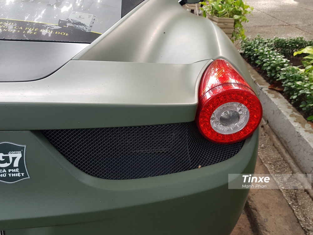 Kết hợp cùng hộp số ly hợp kép 7 cấp, siêu xe Ferrari 458 Italia mất khoảng thời gian 3,4 giây để tăng tốc từ vị trí xuất phát lên 100 km/h trước khi đạt tốc độ tối đa khoảng 325 km/h.