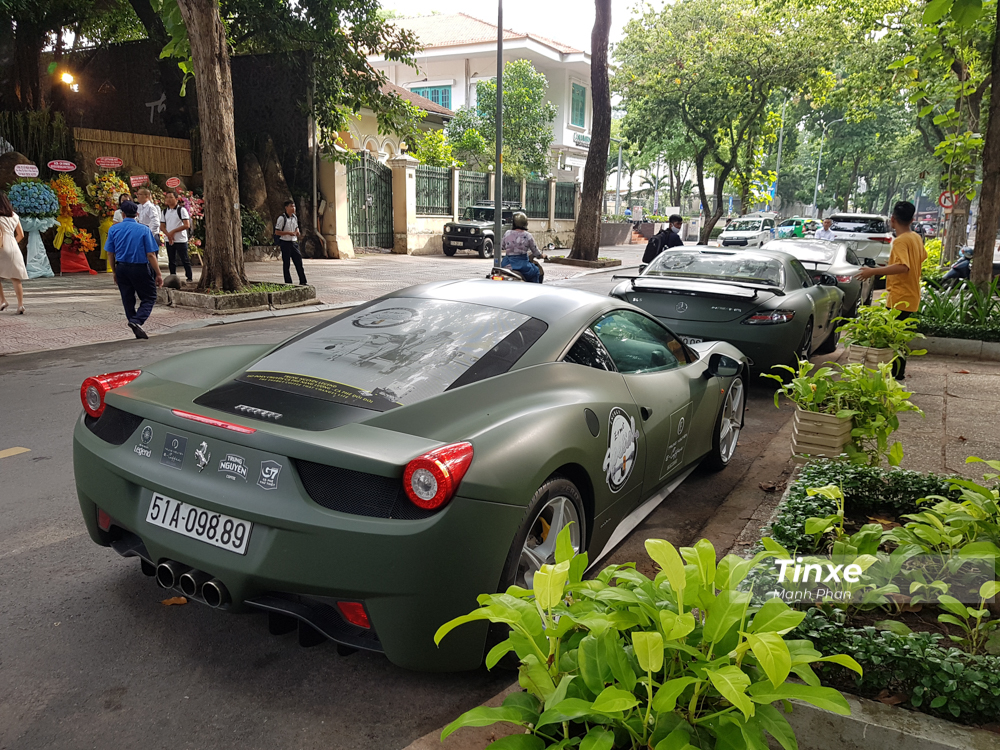 Lớp đề-can màu xanh quân đội nhám giúp cho chiếc siêu xe Ferrari 458 Italia của ông Đặng Lê Nguyên Vũ trở nên rất cá tính.