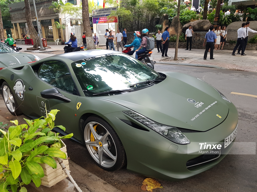 Siêu xe Ferrari 458 Italia từng một thời giữ danh hiệu được ưa chuộng nhất tại Việt Nam với không dưới 10 chiếc được mang về nước. Những người sở hữu siêu xe nổi tiếng nhất dải đất hình chữ S đều từng sở hữu Ferrari 458 Italia như Cường Đô-la, Phan Thành, Minh Nhựa hay Đặng Lê Nguyên Vũ.