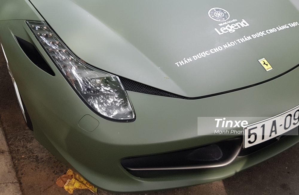 Cận cảnh đèn pha của siêu xe Ferrari 458 Italia