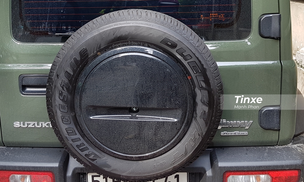  Suzuki Jimny thế hệ thứ 4 của &ocirc;ng Đặng L&ecirc; Nguy&ecirc;n Vũ c&oacute; khả năng chuyển đổi từ loại 2 cầu sang 1 cầu hoặc ngược lại một c&aacute;ch nhanh ch&oacute;ng. Những t&iacute;nh năng an to&agrave;n của Suzuki Jimny 2020 bao gồm hệ thống chống b&oacute; cứng phanh ABS, ph&acirc;n bổ lực phanh điện tử EBD, trợ lực phanh BA, hai t&uacute;i kh&iacute; trước, kiểm so&aacute;t lực k&eacute;o TCS, c&acirc;n bằng điện tử EBD, kiểm so&aacute;t h&agrave;nh tr&igrave;nh, cảnh b&aacute;o lệch l&agrave;n, giới hạn tốc độ. 