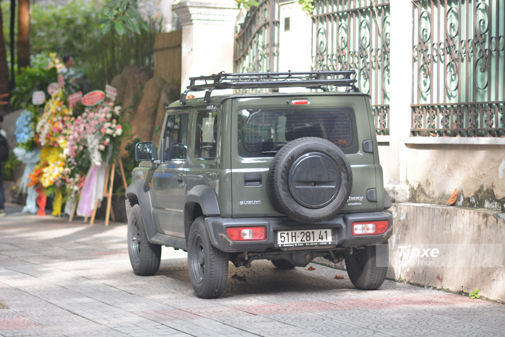  Những chiếc Suzuki Jimny được sản xuất từ năm 1970 v&agrave; đến nay đ&atilde; bước sang thế hệ thứ 4, tr&igrave;nh l&agrave;ng v&agrave;o năm 2018. Mức gi&aacute; b&aacute;n của Suzuki Jimny thế hệ thứ 4 tại Việt Nam l&agrave; hơn 1,4 tỷ đồng, tức đắt hơn 300 triệu đồng so với gi&aacute; xe Suzuki Jimny 2020 ở Th&aacute;i Lan. C&ograve;n ở Đức, Suzuki Jimny 2020 chỉ c&oacute; gi&aacute; từ 464 triệu đồng. 