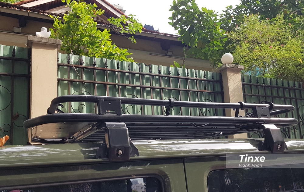 Chiếc Suzuki Jimny thế hệ mới của &ocirc;ng Đặng L&ecirc; Nguy&ecirc;n Vũ đ&atilde; được độ th&ecirc;m đồ chơi gi&aacute; chằng đồ tr&ecirc;n n&oacute;c xe.