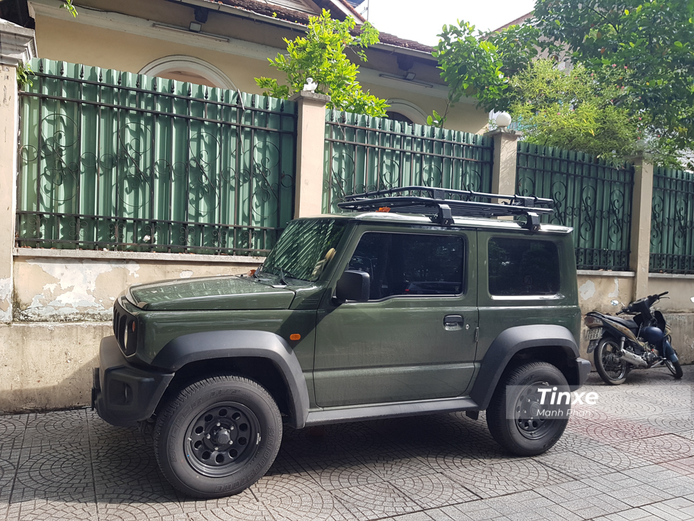 L&yacute; do Suzuki Jimny thế hệ thứ 4 ho&agrave;n to&agrave;n mới lọt v&agrave;o mắt xanh của Chủ tịch Trung Nguy&ecirc;n c&oacute; thể đến từ thiết kế xe rất chất, &iacute;t người chơi v&agrave; quan trọng hơn l&agrave; xe sở hữu bộ &aacute;o zin m&agrave;u xanh qu&acirc;n đội y&ecirc;u th&iacute;ch của &ocirc;ng Đặng L&ecirc; Nguy&ecirc;n Vũ.
