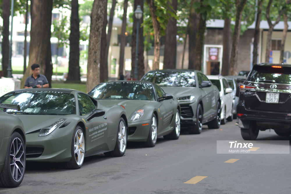 Ferrari 458 Italia đỗ trong dàn xe có ngoại thất màu xanh quân đội rất đẹp mắt. Hiện đây là chiếc Ferrari 458 Italia hiếm hoi được chủ nhân giữ nguyên ngoại hình cũng như không trang bị ống xả độ cho xe.