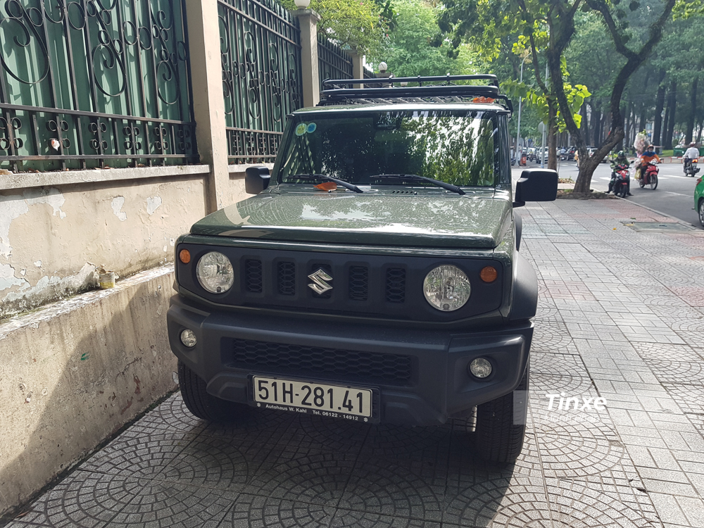  Suzuki Jimny thế hệ mới đ&atilde; lần đầu ti&ecirc;n tr&igrave;nh l&agrave;ng v&agrave;o hồi th&aacute;ng 7/2018. Đ&atilde; gần 2 năm tr&ocirc;i qua nhưng mẫu SUV được mệnh danh l&agrave; tiểu Mercedes-Benz G-Class n&agrave;y vẫn chưa hết hot. Hiện tại Việt Nam được cho chỉ c&oacute; khoảng 2 chiếc Suzuki Jimny thế hệ thứ 4 ho&agrave;n to&agrave;n mới xuất hiện v&agrave; 1 trong 2 chiếc đ&atilde; về tay của &ocirc;ng Đặng L&ecirc; Nguy&ecirc;n Vũ, Chủ tịch Trung Nguy&ecirc;n.