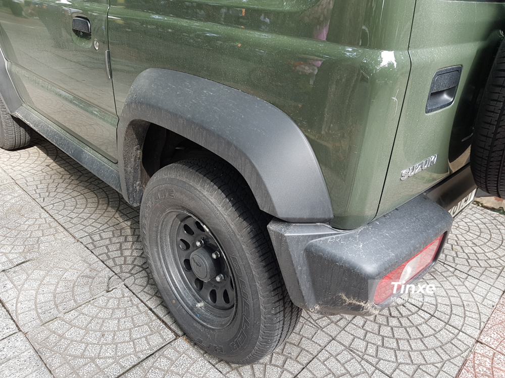 B&ecirc;n dưới nắp cap&ocirc; của Suzuki Jimny thế hệ mới được trang bị động cơ xăng 4 xi-lanh, dung t&iacute;ch 1.5 l&iacute;t, sản sinh c&ocirc;ng suất tối đa 102 m&atilde; lực tại v&ograve;ng tua m&aacute;y 6.000 v&ograve;ng/ph&uacute;t v&agrave; m&ocirc;-men xoắn cực đại đạt mức 130 Nm tại 4.000 v&ograve;ng/ph&uacute;t. 