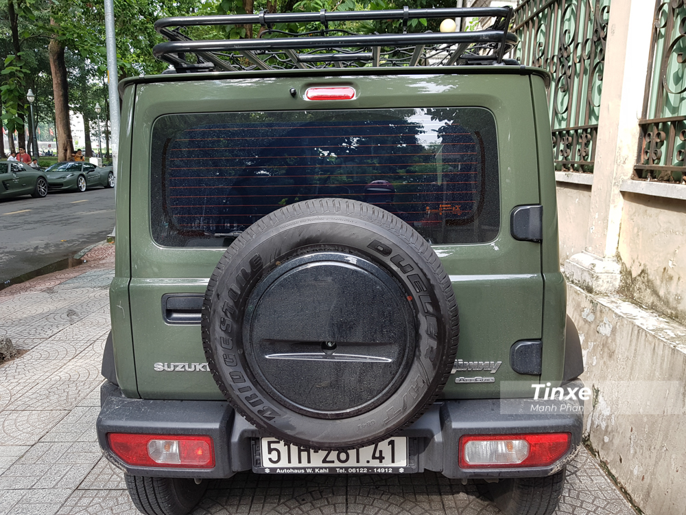  Suzuki Jimny thế hệ thứ 4 c&oacute; k&iacute;ch thước gồm chiều d&agrave;i 3.480 mm hoặc 3.645 mm nếu t&iacute;nh cả lốp dự ph&ograve;ng, chiều rộng 1.645 mm v&agrave; chiều cao 1.720 mm. Chiều d&agrave;i cơ sở của Suzuki Jimny thế hệ thứ 4 l&agrave; 2.250 mm v&agrave; khoảng s&aacute;ng gầm xe đạt 210 mm. Khối lượng xe &ldquo;Tiểu Mercedes-Benz G-Class&rdquo; dao động từ 1.080 &ndash; 1.110 kg. 