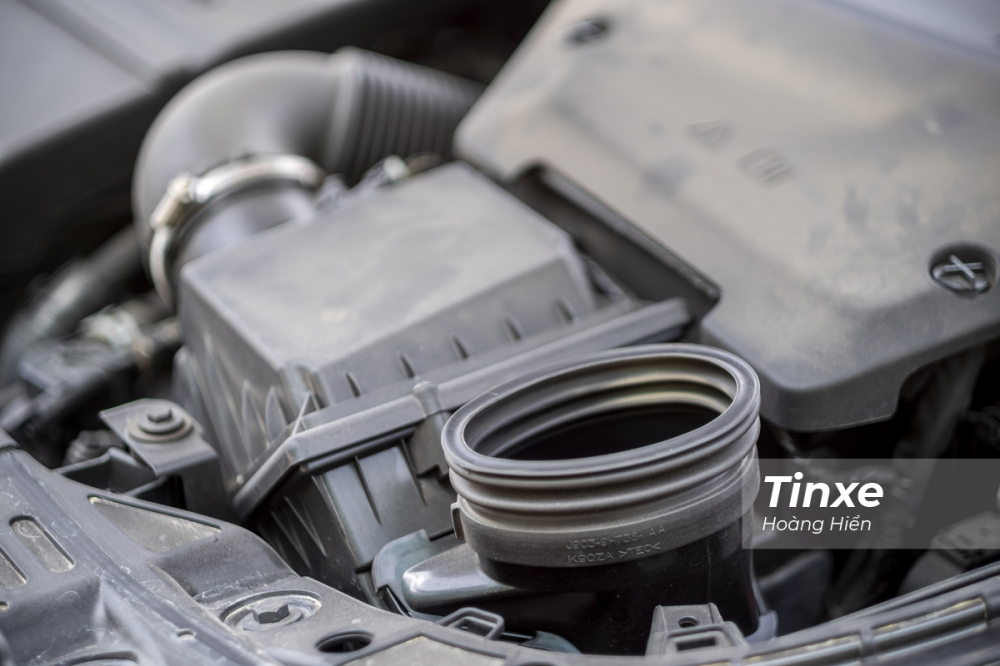 Cổ h&uacute;t gi&oacute; của Range Rover Evoque 2020 được thiết kế đặc biệt để lấy gi&oacute; từ ph&iacute;a sau nắp ca-p&ocirc; khiến cho xe c&oacute; khả năng lội nước tới 600mm.