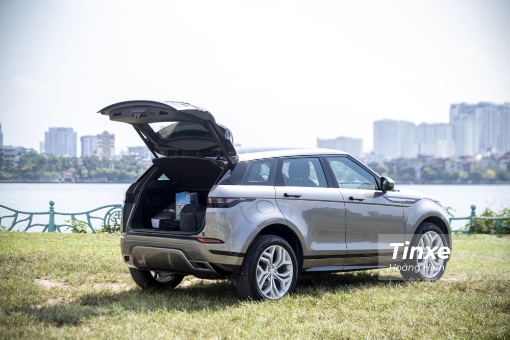 Cốp sau của Range Rover Evoque 2020 được trang bị cửa đ&oacute;ng mở tự động v&agrave; thể t&iacute;ch khoang h&agrave;nh l&yacute; của xe cũng được n&acirc;ng l&ecirc;n 591 l&iacute;t/