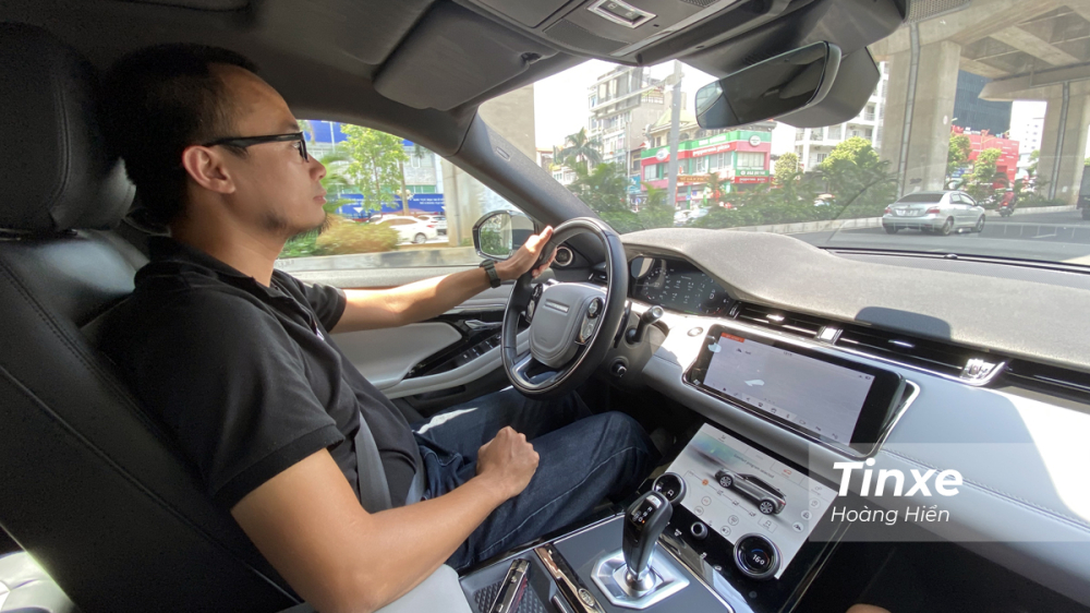 Range Rover Evoque 2020 mang lại cảm gi&aacute;c l&aacute;i linh hoạt v&agrave; mạnh mẽ.