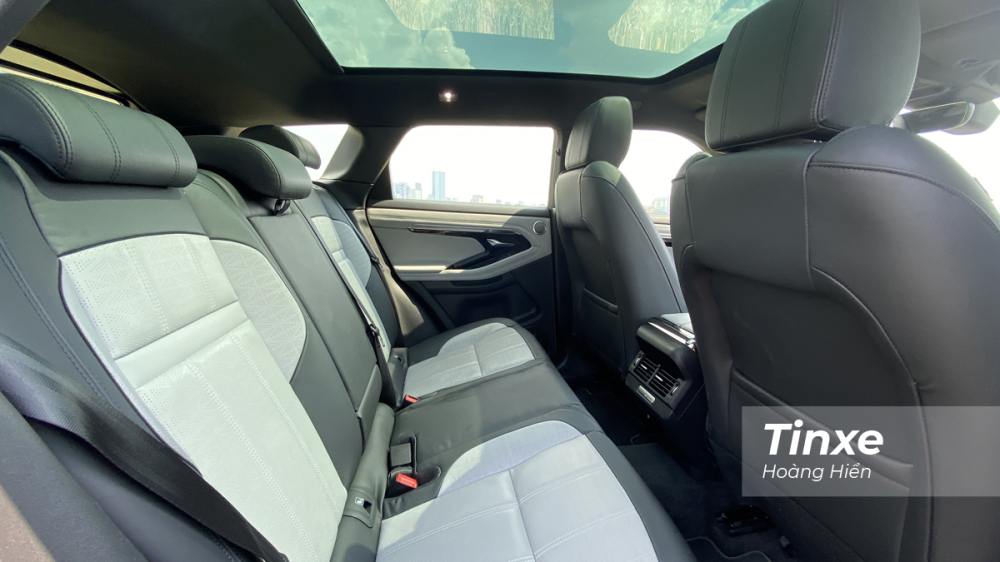 H&agrave;ng ghế thứ 2 tr&ecirc;n Range Rover Evoque 2020 mang cảm gi&aacute;c ngồi kh&aacute; thoải m&aacute;i c&ugrave;ng với sự tho&aacute;ng đ&atilde;ng đến từ cửa sổ trời to&agrave;n cảnh.