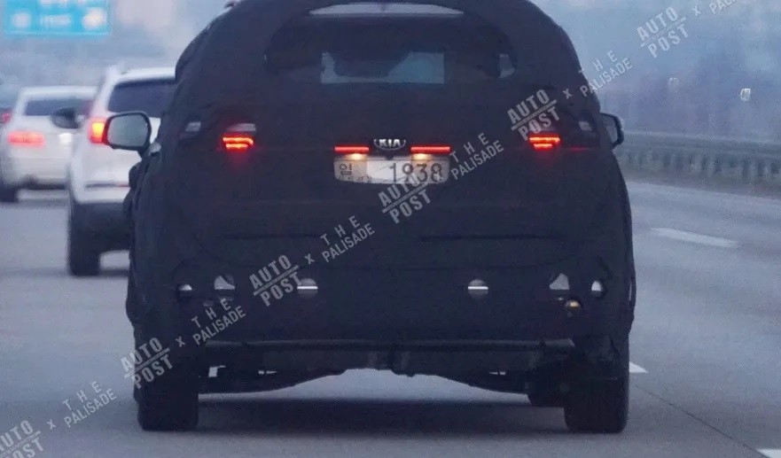 Hình ảnh chụp Kia Sedona 2021 trên đường thử