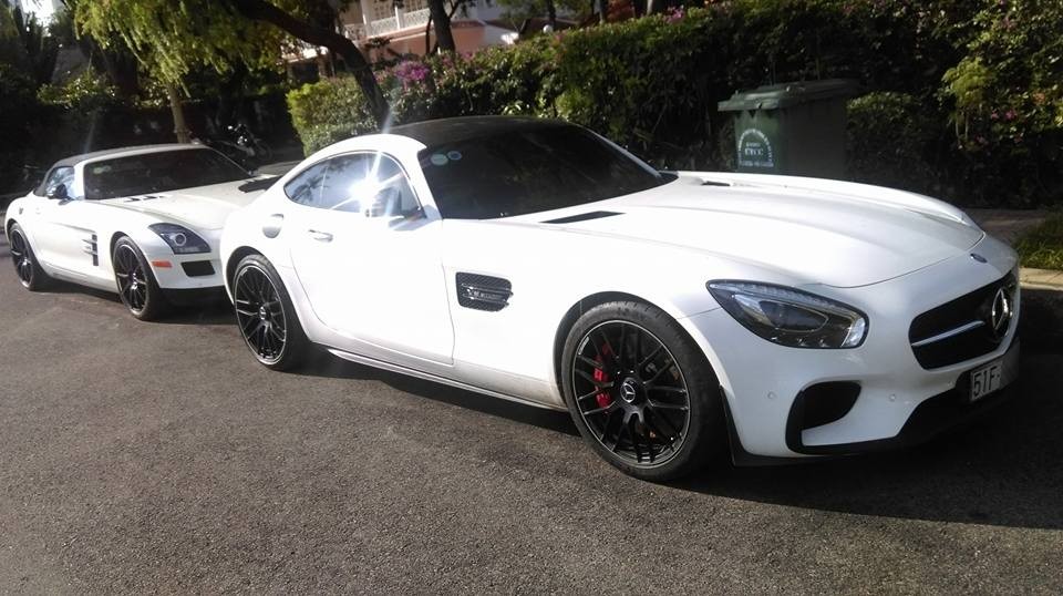 Còn đây chính là chiếc Mercedes-AMG GT S Edition 1 đầu tiên về Việt Nam có ngoại thất đen nhám nhưng về tay ông Đặng Lê Nguyên Vũ đã có màu trắng. Còn đây chính là chiếc Mercedes-AMG GT S Edition 1 đầu tiên về Việt Nam có ngoại thất đen nhám nhưng về tay ông Đặng Lê Nguyên Vũ đã có màu trắng.