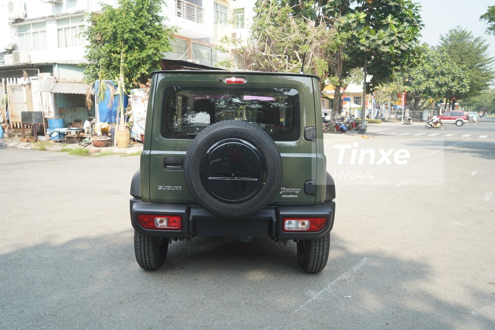 Suzuki Jimny thế hệ mới nh&igrave;n từ đu&ocirc;i xe