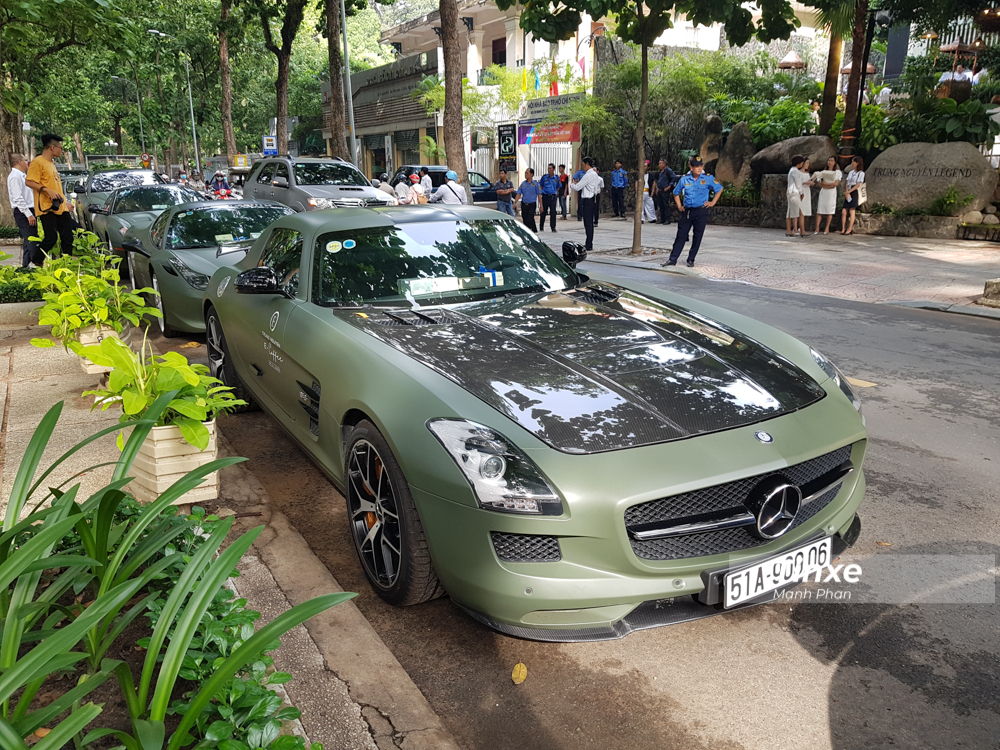 Thú vị hơn là chiếc siêu xe Mercedes-Benz SLS AMG GT Final Edition độc nhất vô nhị tại Việt Nam đã được cho dán bộ áo xanh quân đội nhám đúng tông màu yêu thích của ông Đặng Lê Nguyên Vũ thay vì để bộ áo sơn đen nhám nguyên bản của xe.