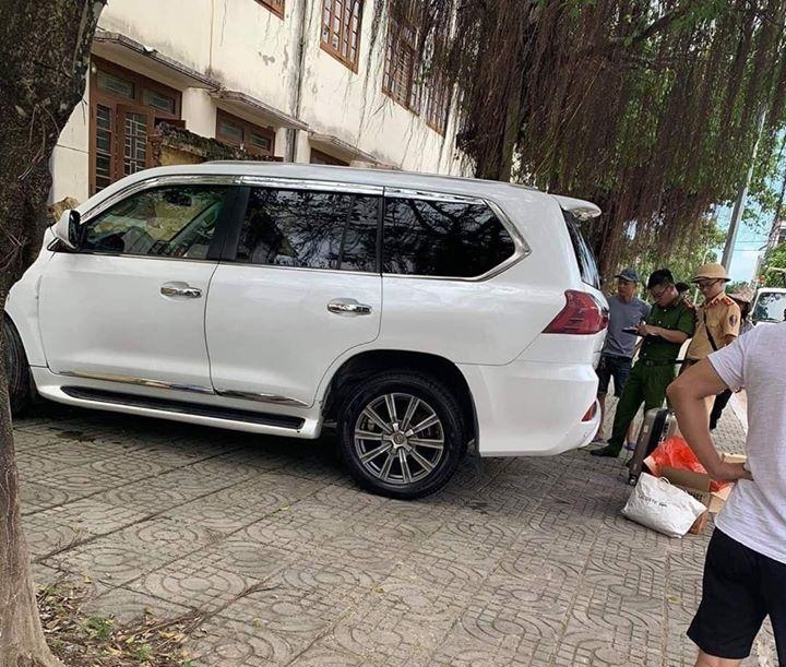 Đ&ocirc;ng đảo người d&acirc;n đứng theo d&otilde;i vụ việc