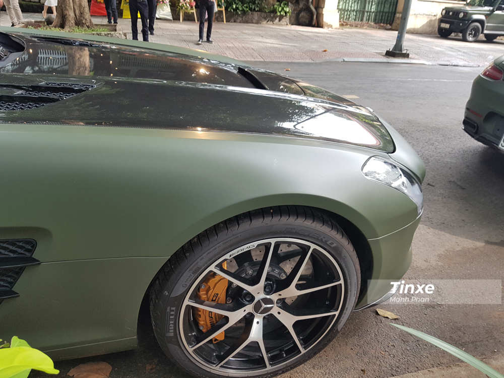 La-zăng trên các mẫu siêu xe phiên bản giới hạn Mercedes-Benz SLS AMG GT Final Edition thiết kế cá tính với kiểu dáng 5 chấu kép sơn 2 tông màu tương phản và kẹp phanh màu đồng có logo AMG. Bánh xe phía trước có đường kính 19 inch và 20 inch ở phía sau