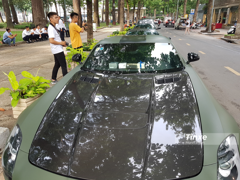 Bên dưới nắp ca-pô carbon của siêu xe cực hiếm Mercedes-Benz SLS AMG GT Final Edition chính là khối động cơ hút khí tự nhiên V8, dung tích 6.2 lít, sản sinh công suất tối đa 583 mã lực tại 6.800 vòng/phút và mô-men xoắn cực đại 649 Nm tại 4.750 vòng/phút.