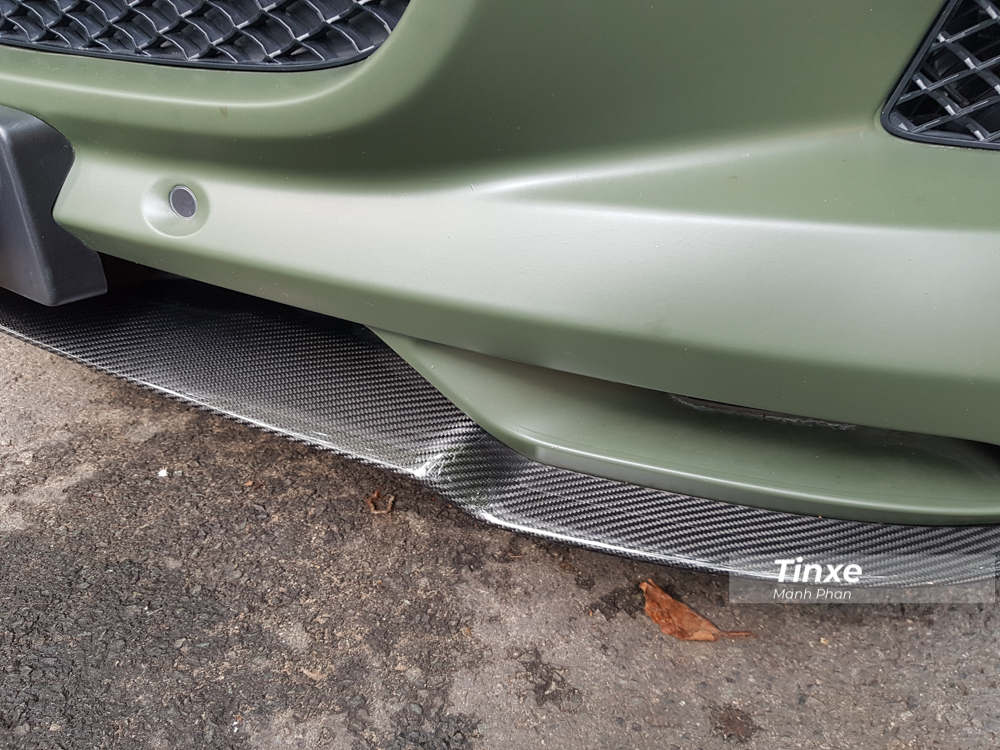 Toàn bộ phần cánh lướt gió phía trước của siêu xe Mercedes-Benz SLS AMG GT Final Edition độc nhất Việt Nam bằng carbon.